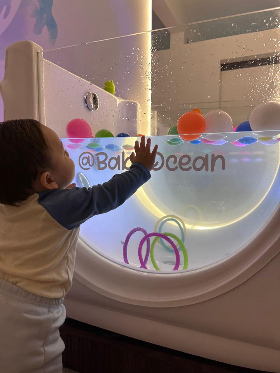 Bebé observando la tina iluminada de Baby Ocean